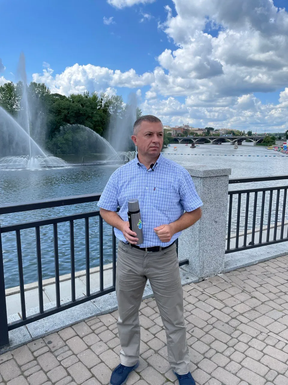 Професор Олег Покотило з термосом-іонізатором Living Water