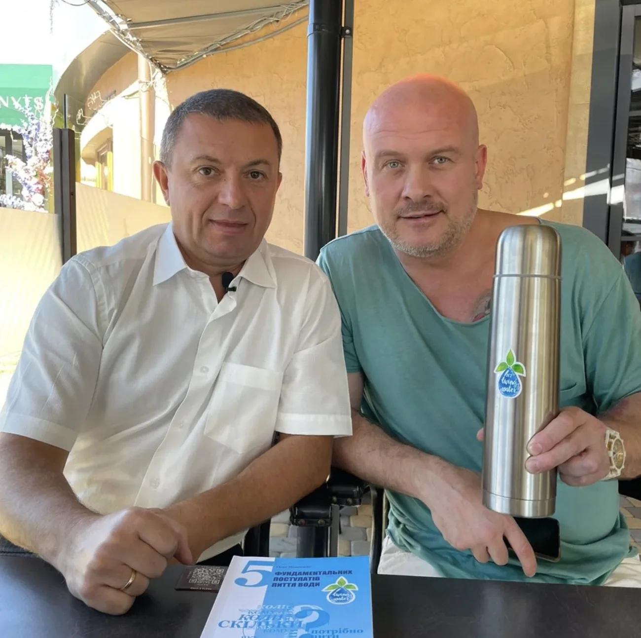 Професор Олег Покотило та боксер В’ячеслав Узєлков із термосом-іонізатором Living Water